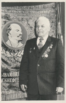 Ситников Павел Карпович родился 28 декабря 1913 года в д. Кулики Тобольской губернии (в настоящее время - Байкаловский район Свердловской области) в семье крестьянина середняка.  . В 1939 году Павел Карпович приехал в Ларьякский (в настоящее время - Нижневартовский) район, где до октября 1941 года работал преподавателем математики в Нижневартовской начальной школе.  В октябре 1941 года П.К. Ситников добровольцем ушел на фронт, воевал на Волховском фронте в составе 59 армии. В марте 1944 года был демобилизован.Практически вся послевоенная трудовая деятельность Павла Карповича связана с работой в школах Ларьякского района:  Нижневартовской,  Ларьякской,  Мегионской.  Кроме того Павел Карпович работал редактором газеты «Ленинское знамя»,  заведующим отдела пропаганды и агитации Нижневартовского райкома КПСС,  секретарем Нижневартовского райисполкома. П.К. Ситников награжден Орденом Отечественной войны II степени, пятью медалями.
Основание: Архивный отдел администрации города Нижневартовска. Фонд 91. Опись 1. Дела 1-27. 
Сведения в информационной системе «Память народа»: https://pamyat-naroda.ru/heroes/memorial-chelovek_vpp82165738/, https://pamyat-naroda.ru/heroes/podvig-chelovek_yubileinaya_kartoteka1521395475/ 