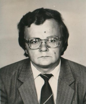 Петров Евгений Васильевич - доктор исторических наук, профессор кафедры всеобщей истории Нижневартовского государственного педагогического института, ведущий научный сотрудник научно-исследовательской лаборатории инновационных технологий в образовании. Стаж работы в ВУЗе: 01.09.1993 - 08.07.2010. Основание: Архивный отдел администрации города Нижневартовска. Ф.132. Оп.1. Д.963. Л.1-94