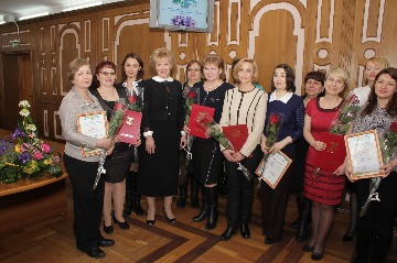 Бадина Алла Анатольевна (в центре), глава администрации города Нижневартовска, и сотрудники архивного отдела администрации города: Тарасевич Лилия Рафкатовна (третья слева), ведущий специалист, Думиник Елена Петровна (шестая слева), специалист-эксперт, Шутова Ирина Анатольевна (седьмая слева), заместитель начальника, Новицкая Евгения Александровна (восьмая слева) ведущий специалист архивного отдела администрации города во время торжественной церемонии вручения наград администрации и Думы города Нижневартовска. Март 2015 г.