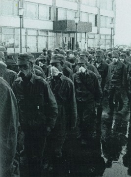 1986 г. Солдаты-резервисты проходят на станцию. Работа по дезактивации станции и прилегающей территории легла в основном на их плечи. Каждый из них должен был проработать в зоне в среднем около 6 месяцев, и только полученная повышенная доза (25 бэр) могла служить поводом досрочного окончания службы. 

Фотография из Альбома Игоря Костина "Чернобыль, Исповедь репортера".