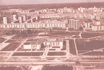 Вид на городской парк,  школу искусств и жилые дома второго микрорайона. Вид с вертолета, 1980. Основание: НГА. Ф.Ф, Оп.1, Д.1185, Л.1