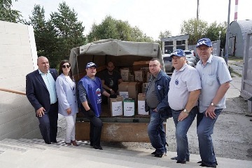 Владимир Джек (пятый слева), депутат Думы Нижневартовска, Максим Клец (четвертый слева), Председатель Думы города Нижневартовска (2016-2022) с членами партии "Единая Россия" и  представителями бизнес-сообществ города у автомобиля с гуманитарным грузом, собранным в рамках гуманитарной акции "Собери ребенка в школу". г. Нижневартовск. 24.08.2022. Основание: Архивный отдел администрации города Нижневартовска. Фонд Фотодокументы. Опись 1. Дело 1453