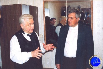 Олег Табаков (первый слева), народный артист СССР,  и Тимошков Юрий Иванович (второй слева), глава администрации города Нижневартовска,  в момент  дружеской беседы в Доме техники во  время гастролей Московского  театра в городе Нижневартовске. 07.11.1999. 
Основание: Архивный отдел администрации города Нижневартовска. Фонд Фотодокументы. Опись 1. Дело 1152