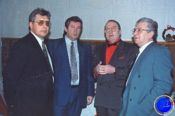 Тимошков Юрий Иванович (первый слева), глава администрации  города Нижневартовска, Хохряков Борис Сергеевич  (второй слева), глава администрации  Нижневартовского района, Грабовский Борис Соломонович (четвертый слева), первый заместитель главы администрации города Нижневартовска,  во время празднования 25-летия города Нижневартовска. Июнь 1997 г. 
Основание: Архивный отдел администрации города Нижневартовска. Фонд Фотодокументы. Опись 1. Дело 1145