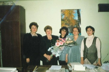 Слева направо: Р.И. Симанович, специалист районного архива; О.И. Фадеева, главный специалист архивного отдела; Г.А. Сиюткина, ведущий специалист архивного отдела; Г.А. Балахнина, заведующая архивным отделом; С.Г. Бердникова, специалист архивного отдела. 1998 г.
Основание: Ф.Фотодокументы, Оп.1, Д.1302, Л.1