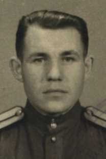 Пет Карл Иванович, 22.01.1926 г.р., латыш, уроженец хутора Ореховка Уфимской области, образование - 6 классов. До ухода на войну работал колхозником-рыбаком в деревне Мега Ларьякского района. 17 мая 1944 года призван Ларьякским РВК, службу проходил 121 гвардейском стрелковом полку 43 гвардейской стрелковой дивизии в звании капитана. Имеет награды: Орден Отечественной войны II степени, медаль  «За победу над Германией в Великой Отечественной войне 1941–1945 гг.». 
Сведения в информационной системе «Память народа»: https://pamyat-naroda.ru/heroes/podvig-chelovek_yubileinaya_kartoteka1514366919