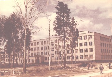 Средняя школа №9, расположенная на Комсомольском бульваре. Общий вид, 1980. Основание: НГА. Ф.Ф, Оп.1, Д.1187, Л.1