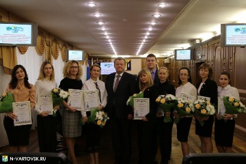 Тихонов Василий Владимирович (в центре), глава города Нижневартовска, и участники конкурса "Лучший муниципальный служащий администрации города Нижневартовска" в 2018 году: Уймина Светлана Константиновна (девятая слева) и Демченко Алла Александровна (десятая слева), ведущие специалисты архивного отдела администрации города, во время торжественной церемонии награждения участников конкурса. 2018 г.