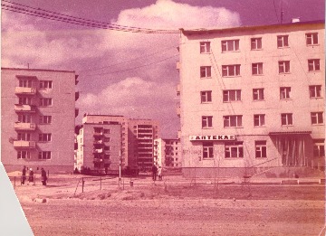 Аптека №110, расположенная на улице Нефтяников, д. 5. Общий вид, 1978. Основание: НГА. Ф.Ф, Оп.1, Д.1184, Л.1