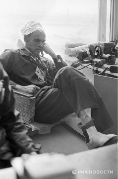 Уполномоченный по индивидуальному дозиметрическому контролю на работах по ликвидации последствий чернобыльской катастрофы Дмитрий Дмитриев в редкую минуту отдыха. 

© РИА Новости / Игорь Костин