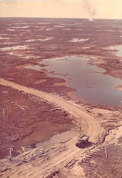 Старая (лежнёвая) дорога на озеро «Самотлор». Вид сверху. 1975 год. 
Основание: НГА. Ф.Фотодокументы. Оп.1. Д.1221. 