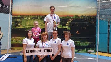 Сайфутдинова Таисия Айратовна (первая слева в нижнем ряду), Чекалова Елена Александровна (вторая слева в нижнем ряду), Тарасевич Лилия Рафкатовна (третья слева в нижнем ряду), Демченко Алла Александровна (четвертая слева в нижнем ряду), Рычков Илья Федорович (второй слева в верхнем ряду), сотрудники архивного отдела администрации города, участвовавшие в групповой эстафете, и Малика Кручинкина после завершения Спартакиады среди муниципальных служащих 2015 года.