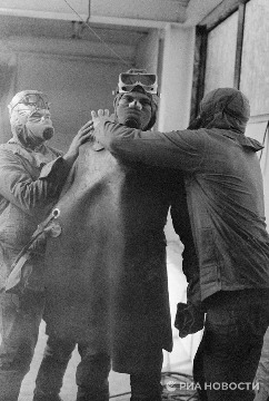 Комплект из освинцованной резины весил до 25 кг. и предназначался для защиты жизненно важных органов. В него входили специальные плавки и головной убор. 

© РИА Новости / Игорь Костин