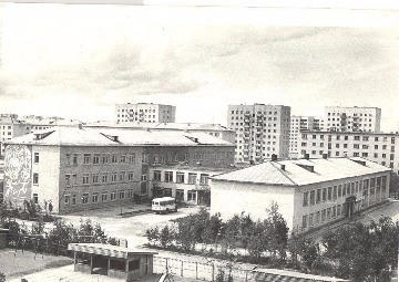Здание средней школы №4. Общий вид, 1981. Основание: НГА. Ф.Ф, Оп.1, Д.903, Л.1