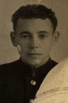 Мурзин Николай Евграфович, 25.12.1926 г.р., уроженец деревни Былина Александровского района Новосибирской области, образование - 5 классов. Жил в селе Нижневартовск, работал рыбаком колхозником. 29 апреля 1944 года был призван Ларьякским РВК. Во время войны был телефонистом взвода связи 3 стрелкового батальона 164 гвардейского ордена Суворова стрелкового полка 55 гвардейской стрелковой дивизии. Войну окончил в звании лейтенанта. Имеет награды: Орден Отечественной войны II степени, медали  «За боевые заслуги», «За победу над Германией в Великой Отечественной войне 1941–1945 гг.». 
Сведения в информационной системе «Память народа»: https://pamyat-naroda.ru/heroes/memorial-chelovek_vpp1988589065, https://pamyat-naroda.ru/heroes/person-hero93956216, https://pamyat-naroda.ru/heroes/person-hero78625045, https://pamyat-naroda.ru/heroes/kld-card_uchet_officer9908467 