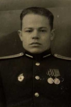 Потеряев Евстафий Алексеевич, 04.09.1926 г.р., член ВЛКСМ, уроженец деревни Травина Колыванского района Новосибирской области, образование - 7 классов. До войны жил в Ларьякском районе. 19 мая 1944 года призван Ларьякским РВК. Служил в звании майора 8 гвардейского полка связи Ставки Верховного Главного Командующего. Имеет награды: Орден Александра Невского, медаль «За боевые заслуги». 
Сведения в информационной системе «Память народа»: https://pamyat-naroda.ru/heroes/kld-card_uchet_officer10690496 
