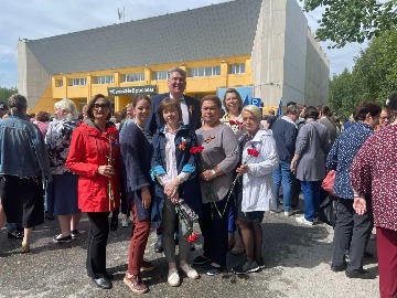 Шутова Ирина Анатольевна (первая слева), Хуснутдинова Эльвина Зуфаровна (вторая слева), Демченко Алла Александровна (третья слева), Князев Евгений Петрович (в центре), начальник управления делами администрации города Нижневартовска, Герасимова Светлана Николаевна (четвертая слева), Изман Ульяна Николаевна (пятая слева) и Мугинова Елена Ивановна (шестая слева) во время митинга-концерта «Своих не бросаем», посвященного военнослужащим, участвующим в СВО. 22.06.2022