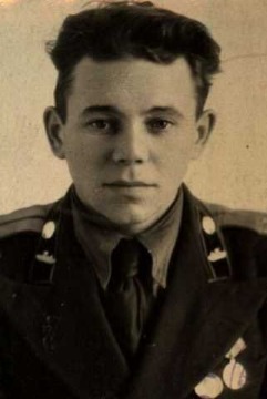 Мурзин Николай Евграфович, 25.12.1926 г.р., уроженец деревни Былина Александровского района Новосибирской области, образование - 5 классов. Жил в селе Нижневартовск, работал рыбаком колхозником. 29 апреля 1944 года был призван Ларьякским РВК. Во время войны был телефонистом взвода связи 3 стрелкового батальона 164 гвардейского ордена Суворова стрелкового полка 55 гвардейской стрелковой дивизии. Войну окончил в звании лейтенанта. Имеет награды: Орден Отечественной войны II степени, медали  «За боевые заслуги», «За победу над Германией в Великой Отечественной войне 1941–1945 гг.». 
Сведения в информационной системе «Память народа»: https://pamyat-naroda.ru/heroes/memorial-chelovek_vpp1988589065, https://pamyat-naroda.ru/heroes/person-hero93956216, https://pamyat-naroda.ru/heroes/person-hero78625045, https://pamyat-naroda.ru/heroes/kld-card_uchet_officer9908467 