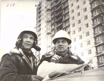 В.И. Мороз (справа), бригадир комплексной бригады Главмосстроя, и монтажник В.А. Слепцов, добившиеся высоких показателей в работе на строительстве 16-этажных домов в г. Нижневартовске, 1984. Основание: НГА. Ф.Ф, Оп.1, Д.258, Л.1