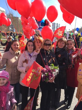 Сайфутдинова Таисия Айратовна (первая слева), Новицкая Евгения Александровна (вторая слева), Чекалова Елена Александровна (третья слева), Шутова Ирина Анатольевна (четвертая слева), Демченко Алла Александровна (пятая слева), Мартынова Марина Николаевна (шестая слева) перед торжественным парадом, посвященном Дню Победы. 09.05.2015