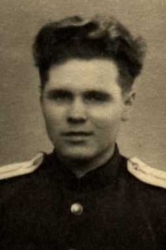 Титов Алексей Николаевич, 1926, уроженец деревни Полушкова Тобольского района Омской области, образование 7 классов, беспартийный. До войны работал в селе Ларьяк, старшим надсмотрщиком радиоузла. В 1944 году призван Ларьякским РВК, воевал в звании старшего лейтенанта, награжден медалями: «За боевые заслуги», «За победу над Германией в Великой Отечественной войне 1941-1945 гг.». 
Сведения в информационной системе «Память народа» https://pamyat-naroda.ru/heroes/person-hero80176296, https://pamyat-naroda.ru/heroes/podvig-nagrada_kartoteka1424206230