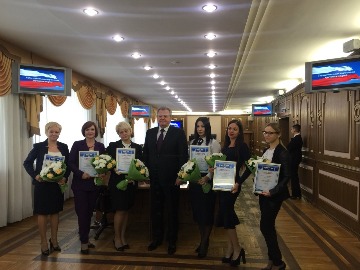 Тихонов Василий Владимирович (в центре), глава города Нижневартовска, и участники конкурса "Лучший муниципальный служащий администрации города Нижневартовска" в 2019 году: Мугинова Елена Ивановна (третья слева), специалист-эксперт архивного отдела администрации города, и Тишенских Юлия Евгеньевна (седьмая слева), ведущий специалист архивного отдела администрации города. 2019 г.