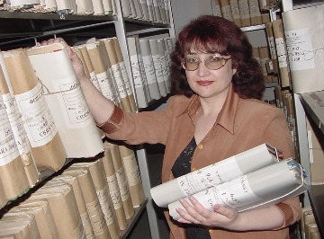 Сиюткина Галина Александровна - ведущий специалист архивного отдела администрации города Нижневартовска. 2002 г.
