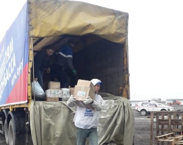 Грузовик с гуманитарным грузом, собранным по инициативе регионального отделения партии "Единая Россия",во время разгрузки в Ростове-на-Дону. На борту грузовика надпись: "Единая Россия жителям Донбасса" Югра, Сургут. г. Ростов-на-Дону. 28.02.2022. Основание: Архивный отдел администрации города Нижневартовска. Фонд Фотодокументы. Опись 1. Дело 1451