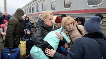 Жители Луганска и Донецка, эвакуированные из зоны эскалации конфликта, возле поезда в момент прибытия в Нижневартовск. 21.02.2022. Основание: Архивный отдел администрации города Нижневартовска. Фонд Фотодокументы. Опись 1. Дело 1449