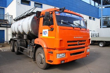 Цистерна на шасси "КАМАЗ", доставленная в Макеевку в качестве гуманитарной помощи. На лобовом стекле автомобиля надпись: "Югра - Донбассу". г. Макеевка. 21.09.2022. Основание: Архивный отдел администрации города Нижневартовска. Фонд Фотодокументы. Опись 1. Дело 1454