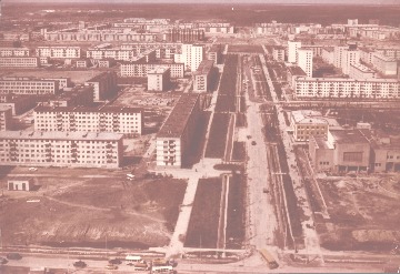 Вид на проспект Космонавтов и жилые дома первого и второго микрорайона. Вид с вертолета, 1980. Основание: НГА. Ф.Ф, Оп.1, Д.1186, Л.1