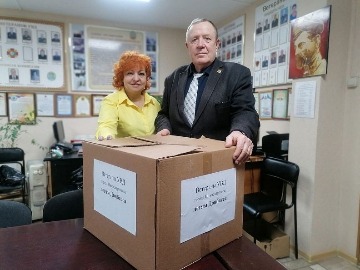 Владимир Пахомов (второй слева), заместитель председателя Совета ветеранов УВД по г. Нижневартовску, во время сбора гуманитарного груза детям Донбасса от ветеранов УВД города Нижневартовска. 22.02.2022. Основание: Архивный отдел администрации города Нижневартовска. Фонд Фотодокументы. Опись 1. Дело 1450