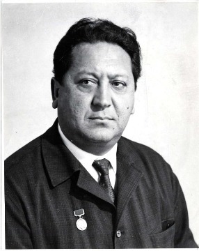 Но впервые слово «Самотлор» зазвучало в 1963 году. Начальник Мегионской нефтеразведочной экспедиции Владимир Абазаров получил от начальника сейсмографической партии Леонида Кабаева географические материалы, свидетельствующие о наличии гигантского нефтяного месторождения под озером Самотлор. В январе 1963 года была выбрана точка заложения первой скважины Р-1. Но первые попытки выйти на Самотлор закончились неудачей.

Абазаров Владимир Алексеевич, начальник «Мегионской нефтеразведочной экспедиции». 1973 г. Основание: НвКМ-8230/11