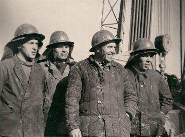 Буровики Шаимской конторы бурения Главтюменнефтегаза. 1965 год. 
Основание: НГА. Ф.Фотодокументы. Оп.3. Д.2. Л.34.