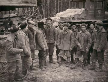 Тампонажная бригада возле рабочей техники. 1965 год. 
Основание: НГА. Ф.Фотодокументы. Оп.3. Д.2. Л.18.