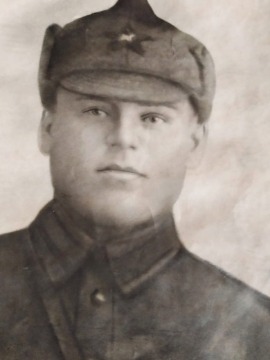 Шушаков Дмитрий Афанасьевич, 1905-1941, родился в 1905 году в семье,зажиточных крестьян в маленьком селе Погорелка Алтайского края. В 30-х года семью раскулачили и Дмитрий с семьей переехал в село Большой Ларьяк. Работал в заготконторе на приеме пушнины у местного населения. С началом войны призван Ларьякским РВК рядовым , пропал без вести в сентябре 1941 года.
Сведения в информационной системе «Память народа»  https://pamyat-naroda.ru/heroes/memorial-chelovek_pechatnoi_knigi_pamyati411932284/, https://pamyat-naroda.ru/heroes/memorial-chelovek_dopolnitelnoe_donesenie1155311466/