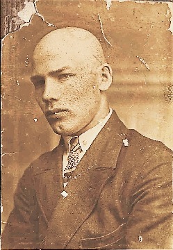 Ситников Павел Карпович родился 28 декабря 1913 года в д. Кулики Тобольской губернии (в настоящее время - Байкаловский район Свердловской области) в семье крестьянина середняка.  . В 1939 году Павел Карпович приехал в Ларьякский (в настоящее время - Нижневартовский) район, где до октября 1941 года работал преподавателем математики в Нижневартовской начальной школе.  В октябре 1941 года П.К. Ситников добровольцем ушел на фронт, воевал на Волховском фронте в составе 59 армии. В марте 1944 года был демобилизован.Практически вся послевоенная трудовая деятельность Павла Карповича связана с работой в школах Ларьякского района:  Нижневартовской,  Ларьякской,  Мегионской.  Кроме того Павел Карпович работал редактором газеты «Ленинское знамя»,  заведующим отдела пропаганды и агитации Нижневартовского райкома КПСС,  секретарем Нижневартовского райисполкома. П.К. Ситников награжден Орденом Отечественной войны II степени, пятью медалями.
Основание: Архивный отдел администрации города Нижневартовска. Фонд 91. Опись 1. Дела 1-27. 
Сведения в информационной системе «Память народа»: https://pamyat-naroda.ru/heroes/memorial-chelovek_vpp82165738/, https://pamyat-naroda.ru/heroes/podvig-chelovek_yubileinaya_kartoteka1521395475/ 