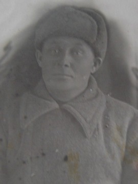 Крюков Илья Иванович родился в 1903 году в семье крестьянина в д. Крюково Тобольского уезда Тобольской губернии (в настоящее время - Вагайский район Тюменской области). В августе 1941 года И.И. Крюков ушел на фронт. Воевал на Калининском фронте в 1208 стрелковом батальоне. В феврале 1942 года был тяжело ранен. После госпиталя, в 1943 году, был направлен Ларьякским райкомом партии председателем в Нижневартовский рыбкооп, где работал до 1949 года.  Илья Иванович Крюков награжден орденом Красной Звезды и медалями: «За доблестный труд», «За победу над Германией в Великой Отечественной войне 1941-1945 гг.», «За доблестный труд в Великой Отечественной войне 1941-1945 гг.», «20 лет победы в Великой Отечественной войне 1941-1945 гг.», «50 лет Вооруженных сил СССР», «В ознаменование 100 лет со дня рождения Ленина».
Основание: Архивный отдел администрации города Нижневартовска. Фонд 18. Опись 3. Дело 6. Лист 4-5. Фонд 85. Опись 1. Дела 1-18. 
Сведения в информационной системе «Память народа»:  https://pamyat-naroda.ru/heroes/podvig-nagrada_kartoteka1275786029/