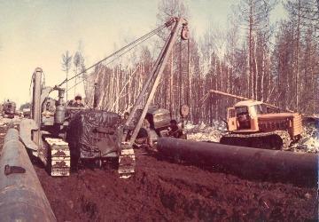 Строительство  трестом «Нижневартовскнефтестрой» трубопровода на Самотлорском месторождении. Общий вид. 1977 год. 
Основание: НГА. Ф.Фотодокументы. Оп.1. Д.1222. 