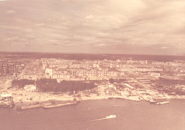 Панорама города Нижневартовска и  берега реки Оби. Вид с вертолета, 1981. Основание: НГА. Ф.Ф, Оп.1, Д.1192, Л.1