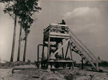 Обслуживание скважины с рабочей площадки. 1965 год. 
Основание: НГА. Ф.Фотодокументы. Оп.3. Д.2. Л.28.
