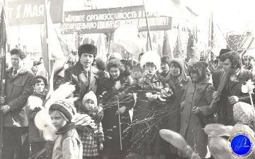 Тимошков Юрий Иванович (второй слева), начальник автобазы  №9 производственного треста автомобильного и водного транспорта  Главтюменнефтегазстроя на Первомайской демонстрации. г. Нижневартовск. 01.05.1984 г. 
Основание: Архивный отдел администрации города Нижневартовска. Фонд Фотодокументы. Опись 1. Дело 1135