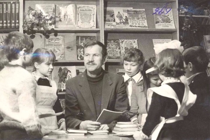 Проведение занятий Н.Смирновым литератором с юными книголюбами кружка "Родничок" при центральной городской библиотеке. Г.Нижневартовск. 1984 г.  Автор: Н.Гынгазов. Основание:НГА.Ф.Ф.Оп.1.Д.269.Л.1