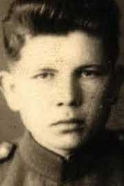 Самохвалов Михаил Федорович, 19.02.1923 г.р., образование - 8 классов. До войны работал пекарем, фотографом в селе Нижневартовск. Призван Ларьякским РВК 6 мая 1942 года. По документам военкомата для распределения в войска предназначен в военное училище. Во время войны был в звании младшего лейтенанта медслужбы, в должности командира санитарного взвода 1 стрелкового батальона 1136 стрелкового полка 338 стрелковой дивизии. Имеет награды: 2 Ордена Красной Звезды, Орден Отечественной войны II степени, Орден Отечественной войны I степени, медали «За взятие Кенигсберга», «За победу над Германией в Великой Отечественной войне 1941–1945 гг.», «За победу над Японией», «За боевые заслуги». Закончил службу Михаил Федорович в 1972 году в звании подполковника медицинской службы. 
Сведения в информационной системе «Память народа»: https://pamyat-naroda.ru/heroes/sm-person_guk2999771/, https://pamyat-naroda.ru/heroes/kld-card_polit2958408/