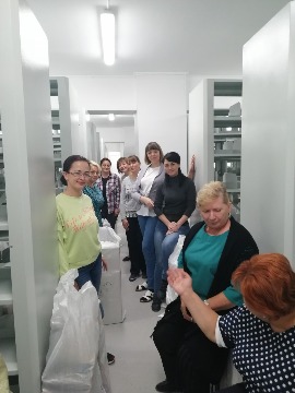 Специалисты архивного отдела в архивохранилище №1 во время переезда. 2019 г.
Слева направо: Уймина Светлана Константиновна, Мугинова Елена Ивановна, Мартынова Марина Николаевна, Демченко Алла Александровна, Кунафина Наталья Владимировна, Изман Ульяна Николаевна, Редько Лариса Викторовна, Думиник Елена Петровна, Герасимова Светлана Николаевна