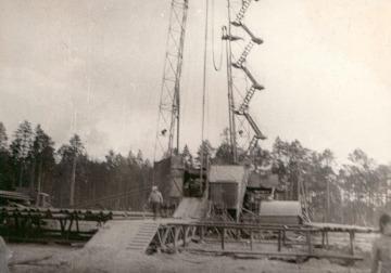 Буровая вышка, на которой работает бригада Героя Социалистического труда бурового мастера Шакшина А.Д. 1970 год. 
Основание: НГА. Ф.Фотодокументы. Оп.3. Д.3. Л.3.