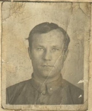 Люлько Сергей Гаврилович, 20.09.1905 г.р., родился в семье крестьян в Киевской области Украинской ССР. В 1908 году семья переехала в Томскую область. С 1927 по 1930 гг. проходил службу в РККА, участвовал в боях на Китайско-Восточной железной дороге (КВЖД). В 1927 году Сергей Гаврилович переехал в Томск, где работал и учился до 1934 года. В 1934 году переехал в село Нижневартовское, работал радистом. На войну ушел в мае 1944 года. Служил в звании сержанта, был командиром орудия танка Т-34 3 танкового батальона 181 Танковой Знаменской Краснознаменной орденов Суворова и Кутузова Бригады. После войны работал начальником отделения связи в с. Больше-Тархово. Имеет награды: медали «За доблестный труд в Великой Отечественной войне 1941-1945 гг.», «За отвагу», орден Отечественной войны второй степени. 

Основание: Архивный отдел администрации города Нижневартовска. Фонд 1. Опись 5. Дело 11. Л.31-36об. Фонд 9. Опись 3. Дело 1. Лист 3. Дело 2. Лист 64об.-65. Дело 20. Лист 49

Сведения в информационной системе «Память народа»: https://pamyat-naroda.ru/heroes/podvig-chelovek_nagrazhdenie41019833/