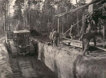 Прокладывание трактором траншеи  под шламовый амбар. 1965 год. 
Основание: НГА. Ф.Фотодокументы. Оп.3. Д.2. Л.22.