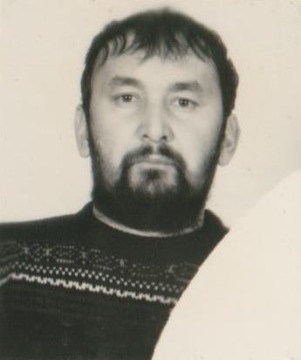 Хусаинов Ерик Сапарович - кандидат педагогических наук, доцент, заведующий кафедрой изобразительного искусства Нижневартовского государственного педагогического института, член Союза художников России. Стаж работы в ВУЗе: 20.09.1993 - 31.09.2011. Награды: Почетная грамота главы города Нижневартовска (2009). Основание: Архивный отдел администрации города Нижневартовска. Ф.132. Оп.1. Д.1040. Л.1-146
