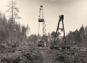 Буровая вышка на заднем плане, справа - кран-подъемник КП-25. 1965 год.
Основание: НГА. Ф.Фотодокументы. Оп.3. Д.2. Л.17.